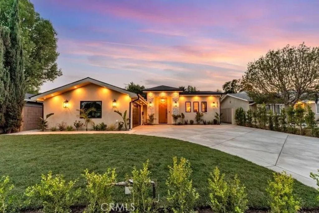 Photo of 8825 Sophia Avenue, North Hills, CA 91343 (MLS # BB26050405)