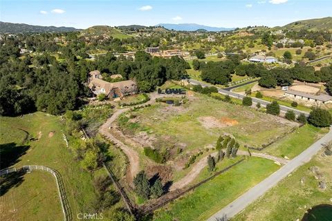 Photo of 39455 Avenida La Cresta, Murrieta, CA 92562 (MLS # SW26053801)