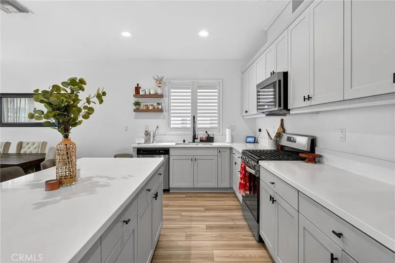 7690 Terra Manor