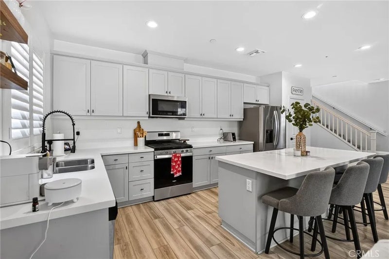 7690 Terra Manor