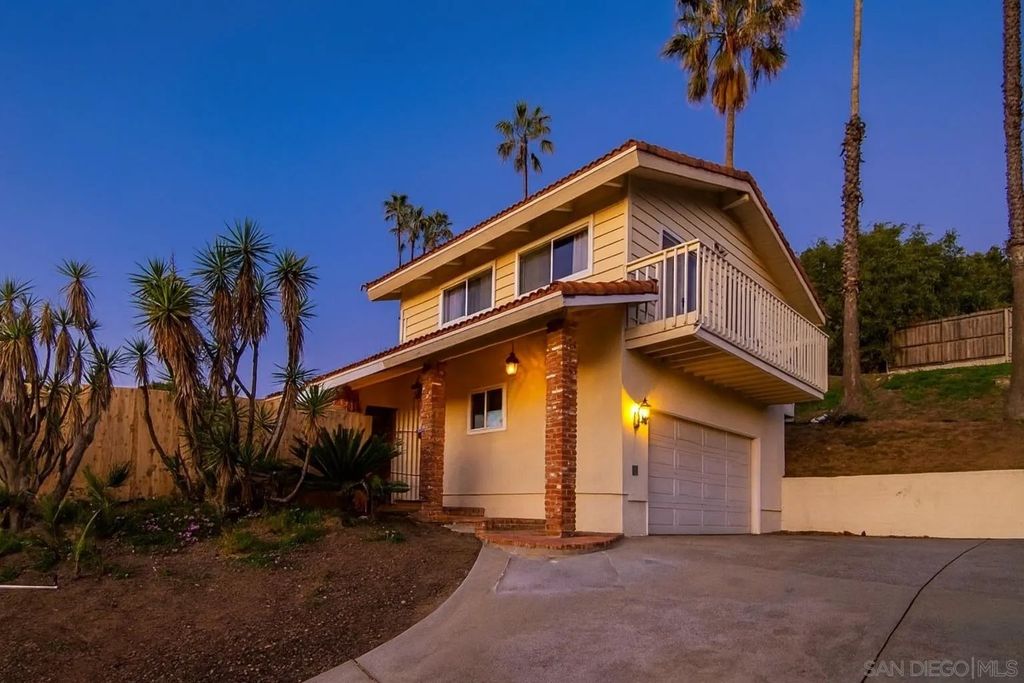 Photo of 909 Donnan Place, Vista, CA 92084 (MLS # 2600292)