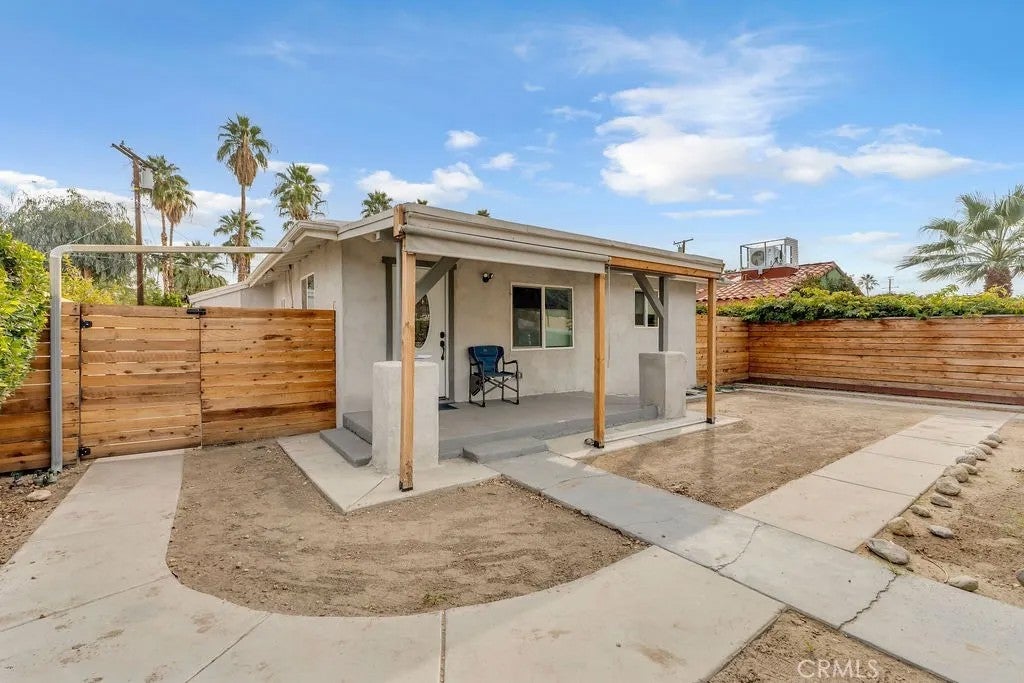Photo of 640 S Calle Palo Fierro, Palm Springs, CA 92264 (MLS # SW26021973)