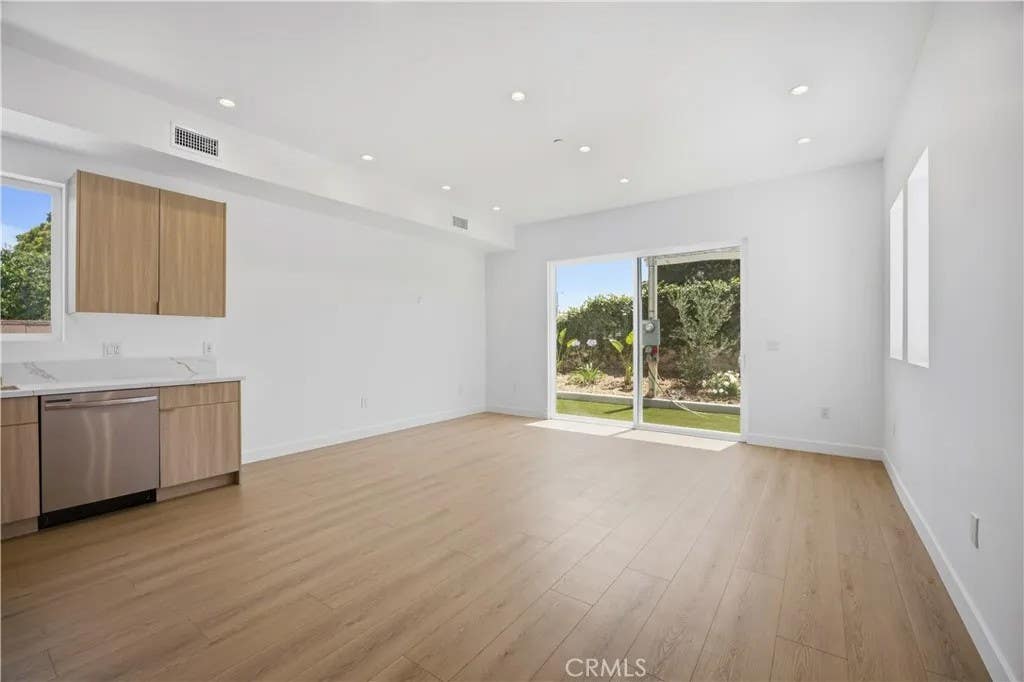 Photo of 10051 Amestoy Avenue, Northridge, CA 91325 (MLS # SR26112269)