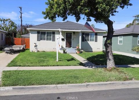 Photo of 2409 Pepperwood Ave, Long Beach, CA 90815 (MLS # CV26006968)