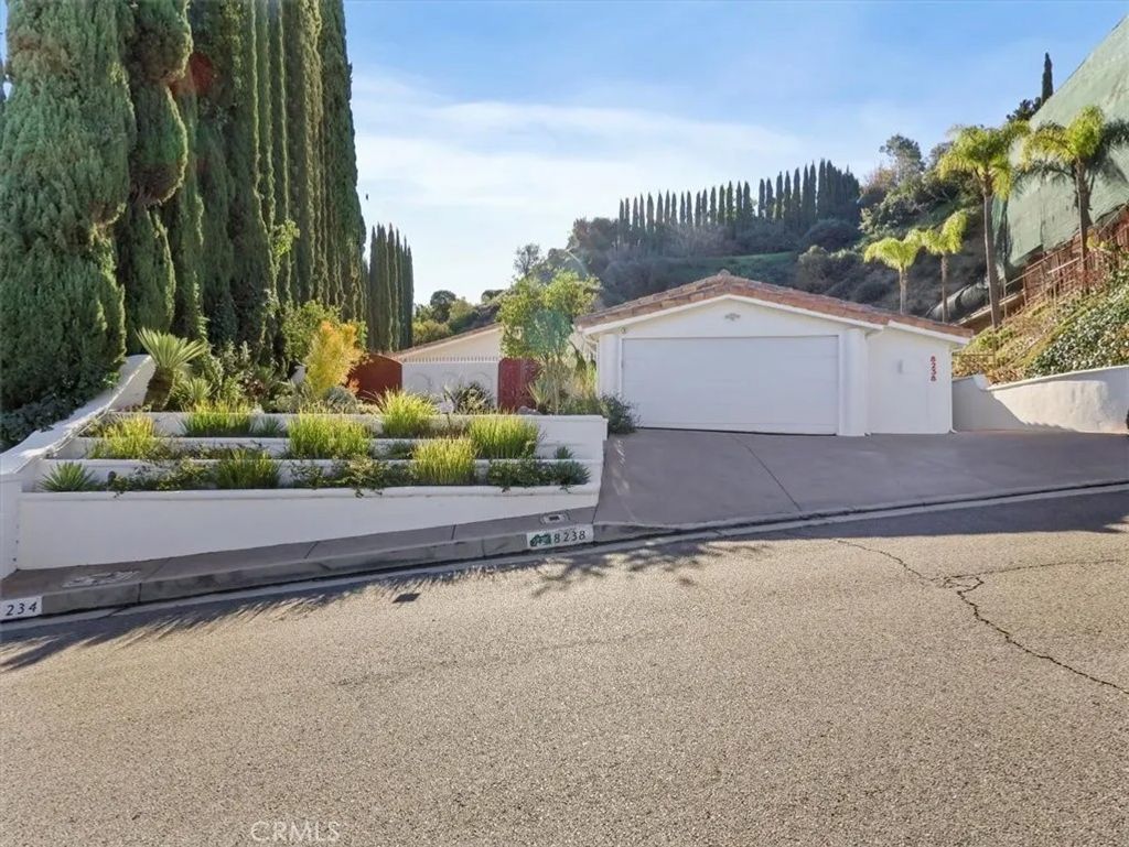 Photo of 8238 Skyline Drive, Los Angeles, CA 90046 (MLS # SR26010454)