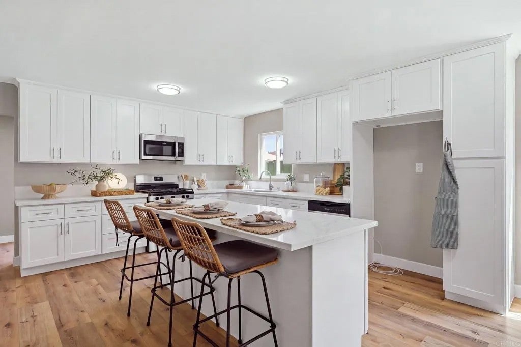 8243 Hydra Lane