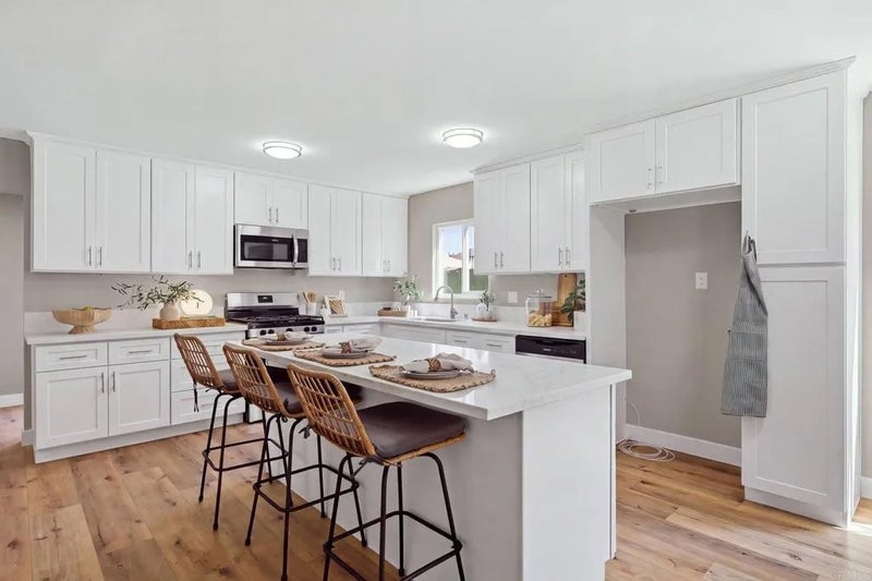 8243 Hydra Lane