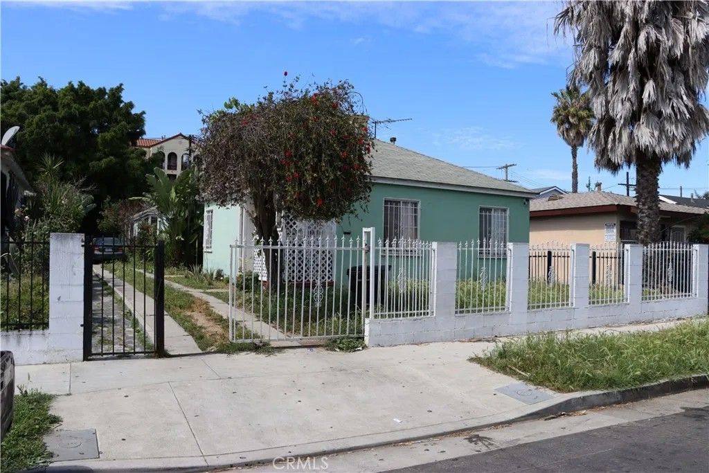 Photo of 6023 11th Avenue, Los Angeles, CA 90043 (MLS # RS26068031)