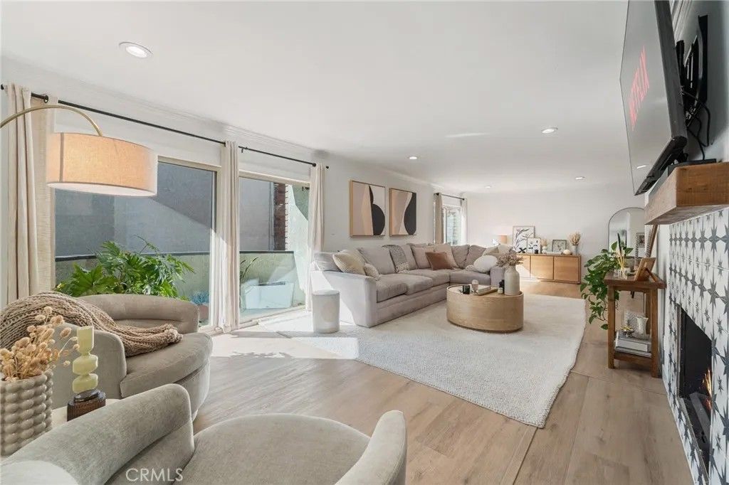 Photo of 5440 Lindley Ave #201, Encino, CA 91316 (MLS # SR25246306)