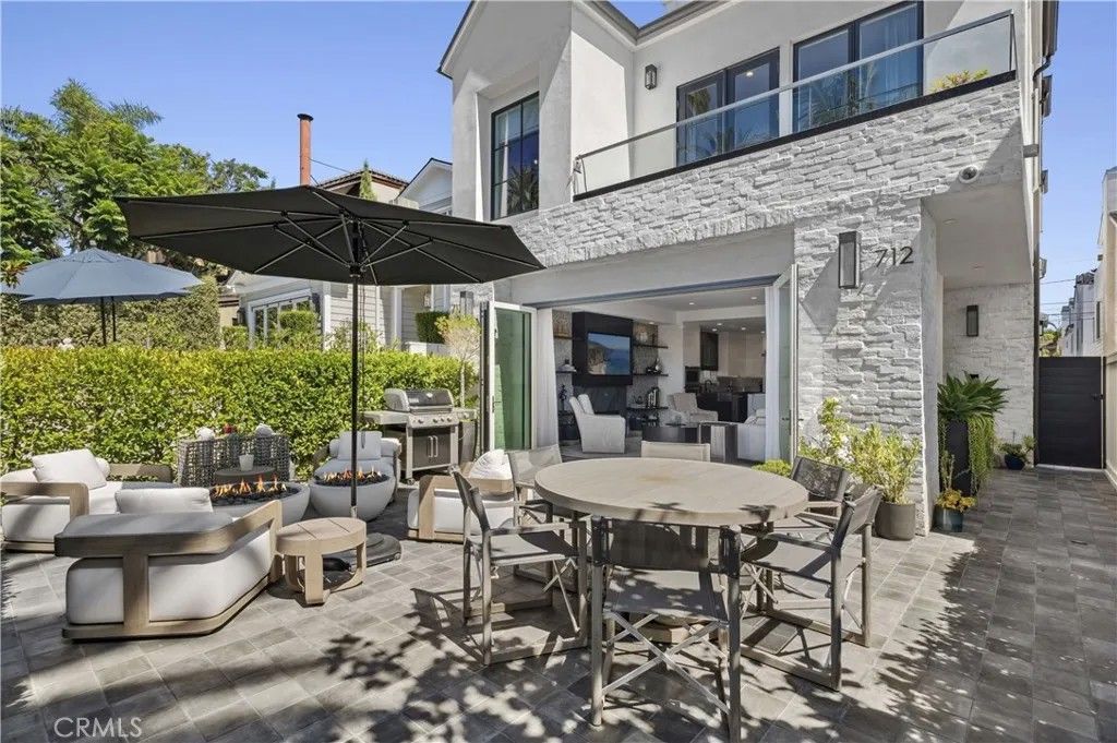 Photo of 712 Marguerite Ave, Corona Del Mar, CA 92625 (MLS # NP25260144)