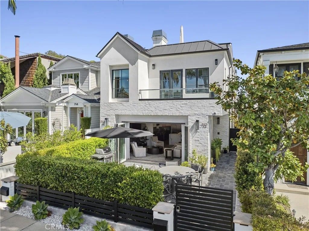 Photo of 712 Marguerite Ave, Corona Del Mar, CA 92625 (MLS # NP25260144)