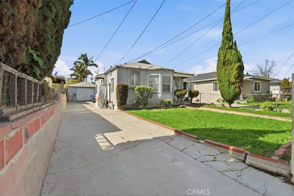 Photo of 10223 S Grevillea Avenue, Inglewood, CA 90304 (MLS # SR26037948)