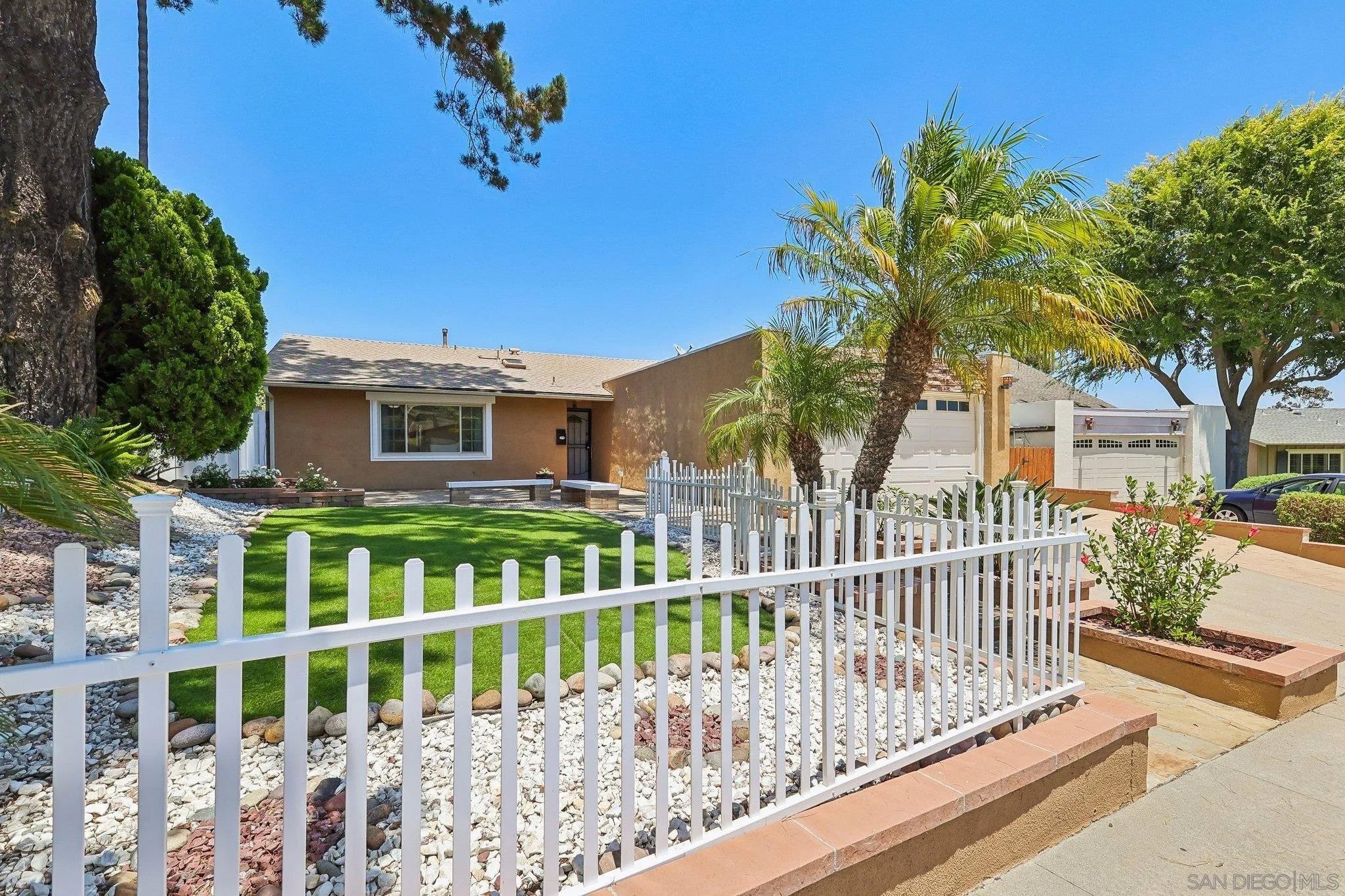 15333 Calle Juanito