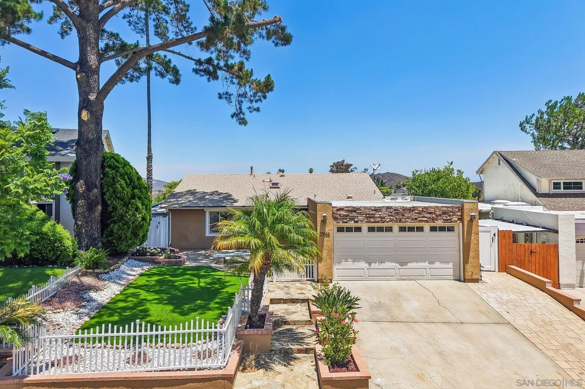 15333 Calle Juanito