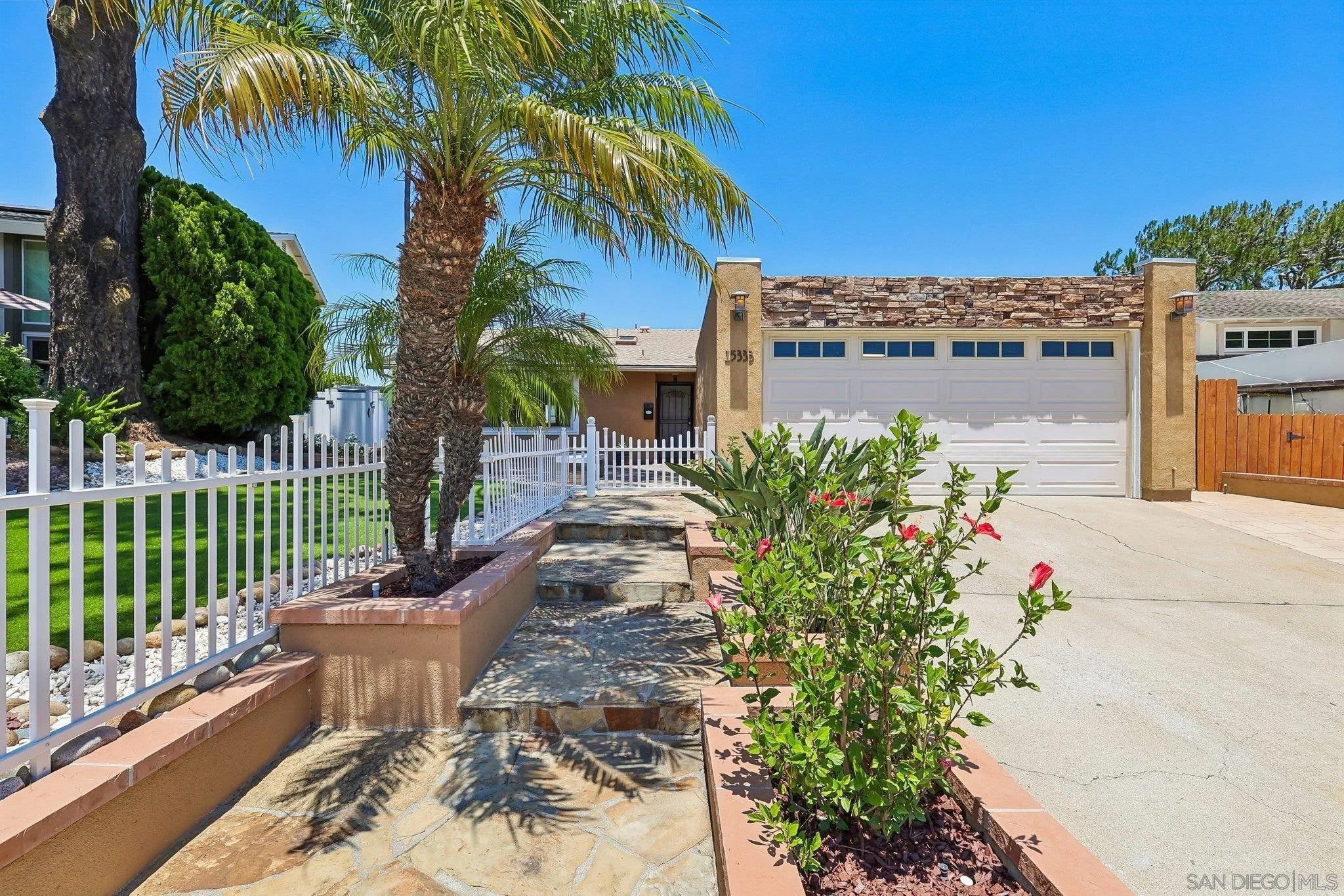15333 Calle Juanito