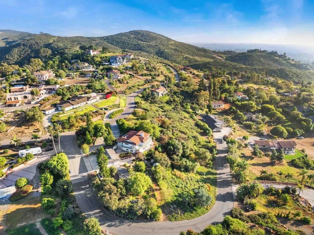 Photo of 2166 Camino Cantera, Vista, CA 92084 (MLS # NDP2602880)