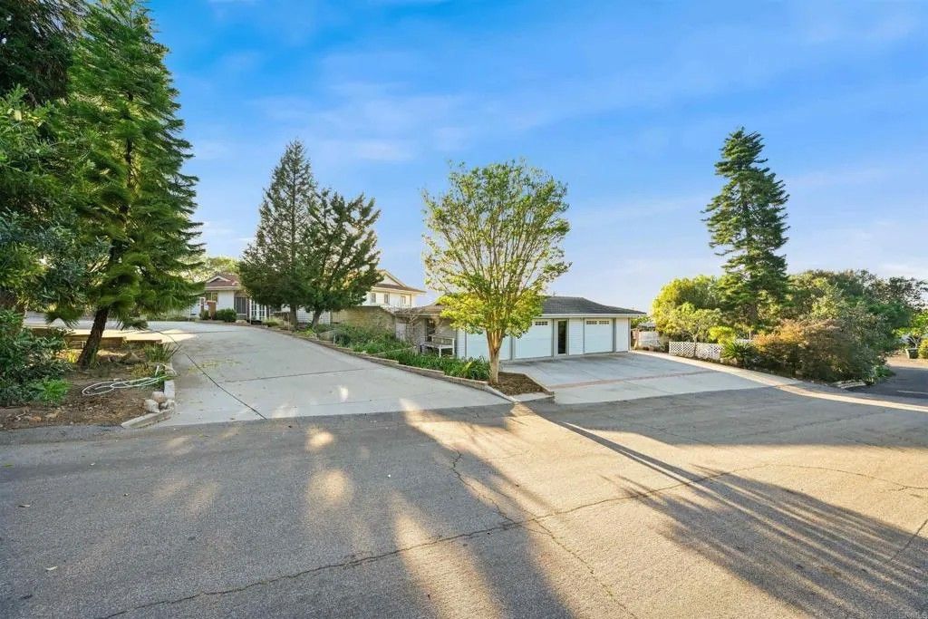 Photo of 2166 Camino Cantera, Vista, CA 92084 (MLS # NDP2602880)