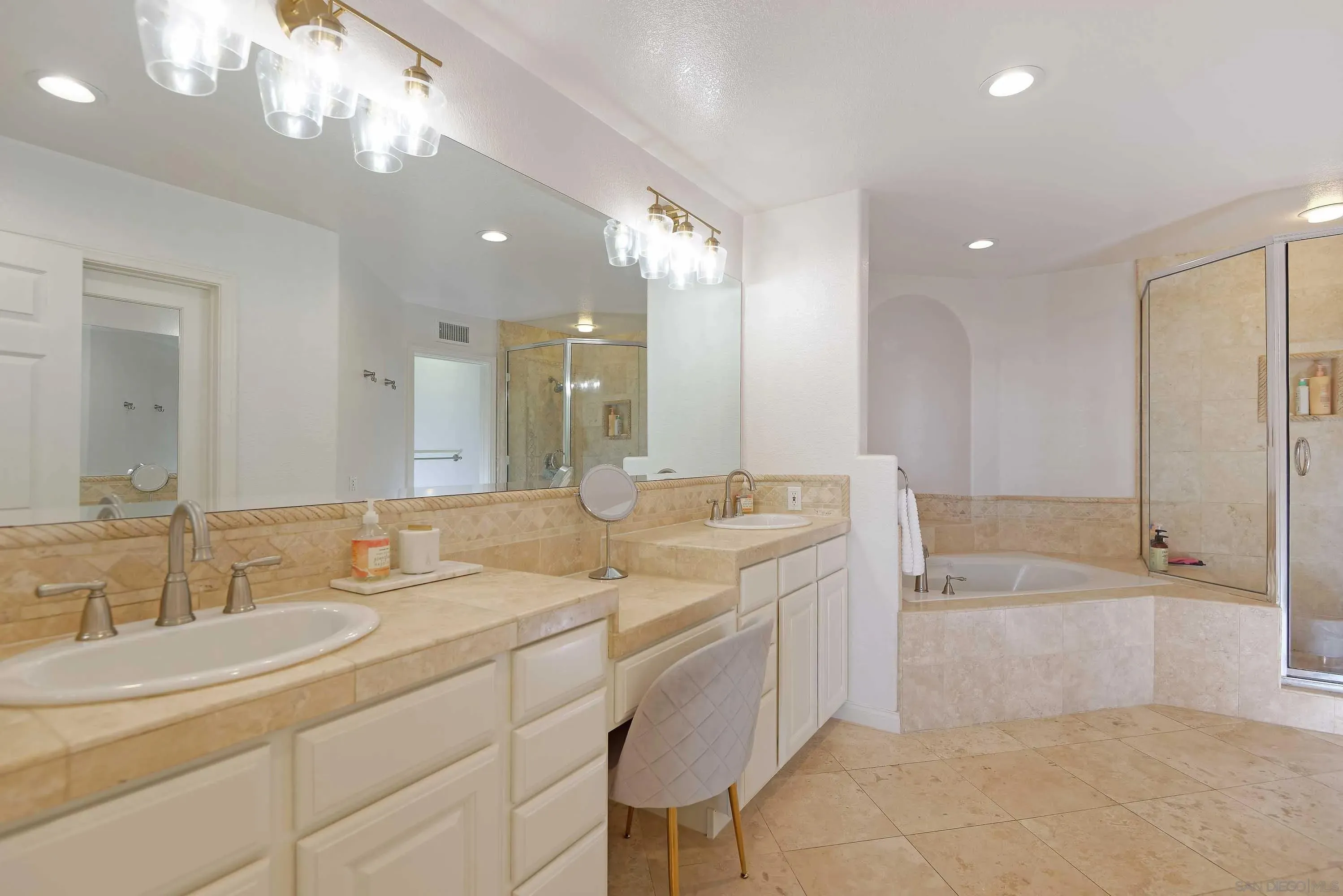 La Jolla, California 92037, United States, 3 Bedrooms Bedrooms, ,3 BathroomsBathrooms,Residential,Active,241036