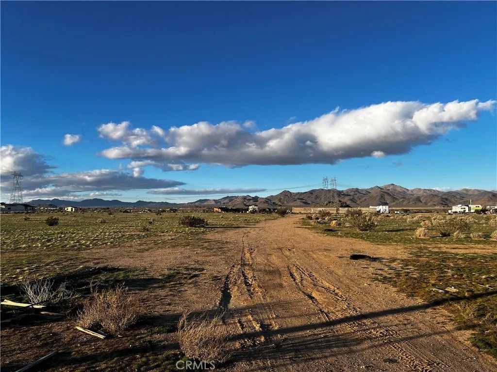 Photo of 33520 Haynes Rd, Lucerne Valley, CA 92356 (MLS # HD25280720)