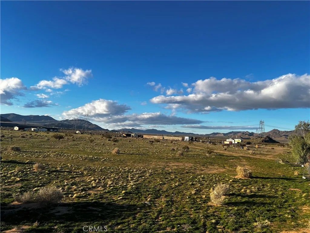 Photo of 33520 Haynes Rd, Lucerne Valley, CA 92356 (MLS # HD25280720)