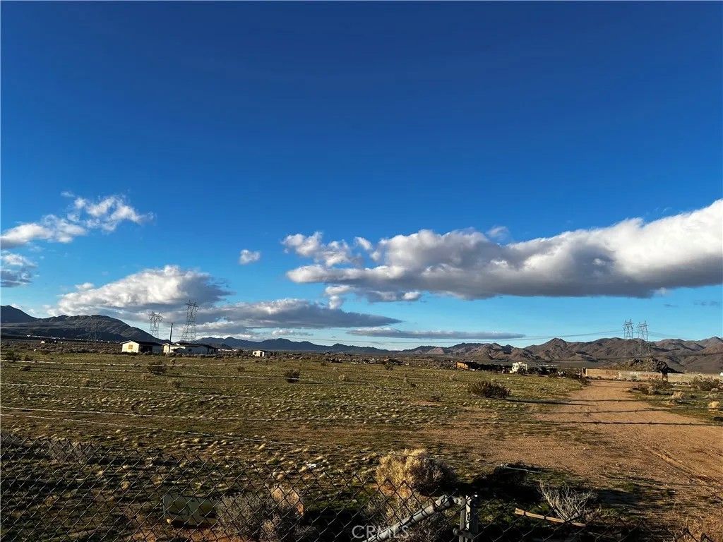 Photo of 33520 Haynes Rd, Lucerne Valley, CA 92356 (MLS # HD25280720)