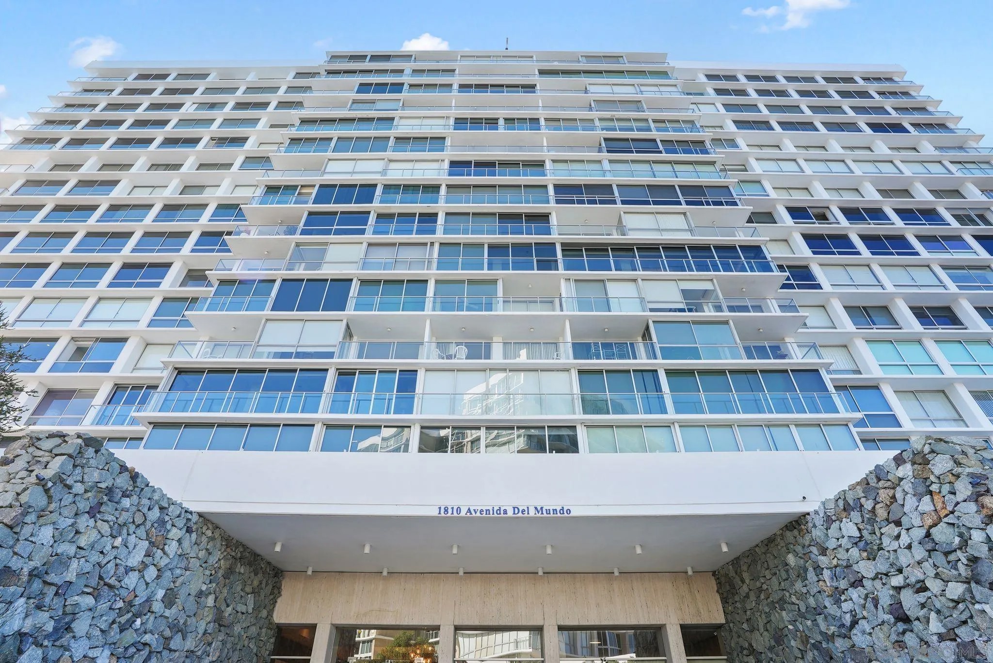 1810 Avenida del Mundo 703