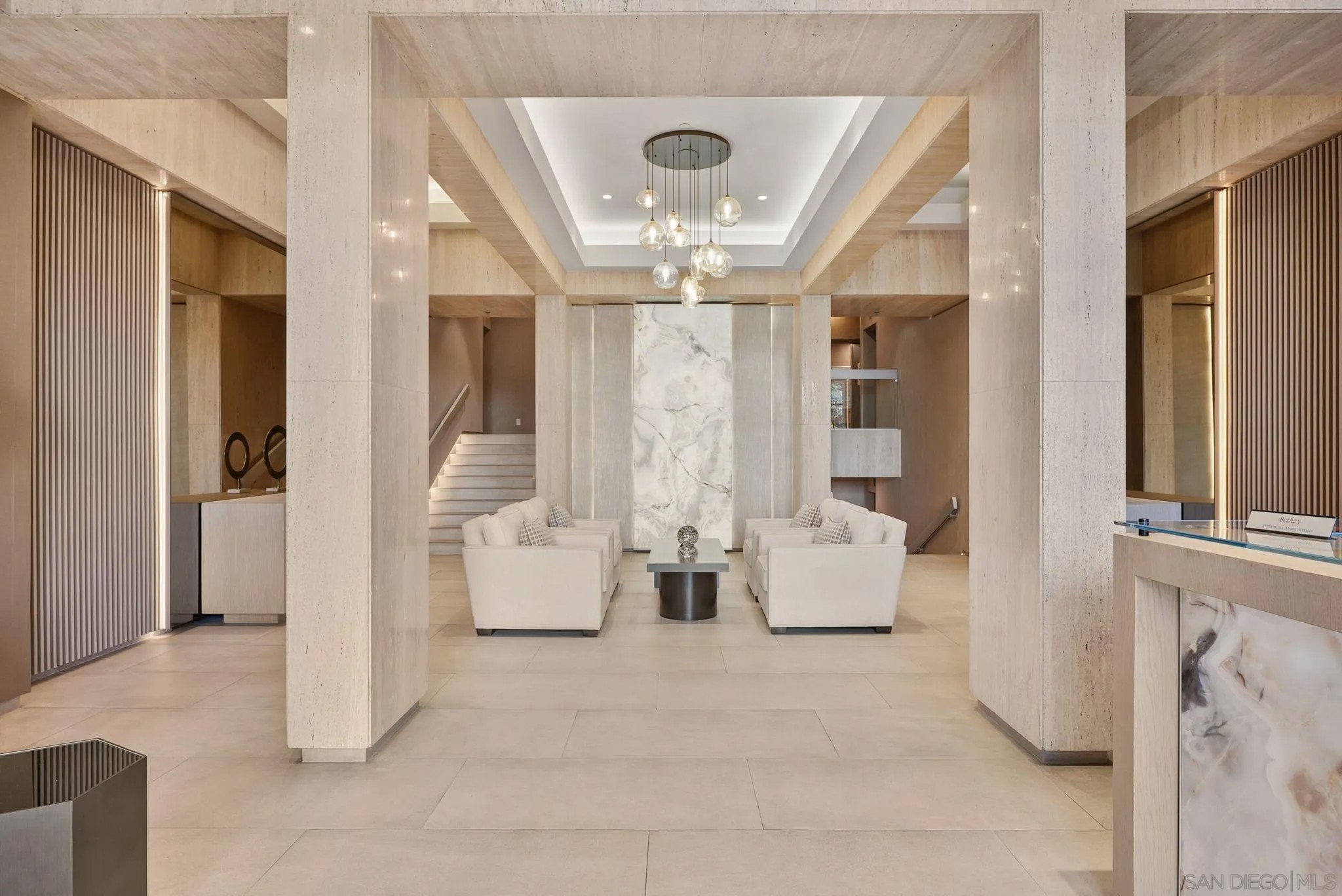 1810 Avenida del Mundo 703