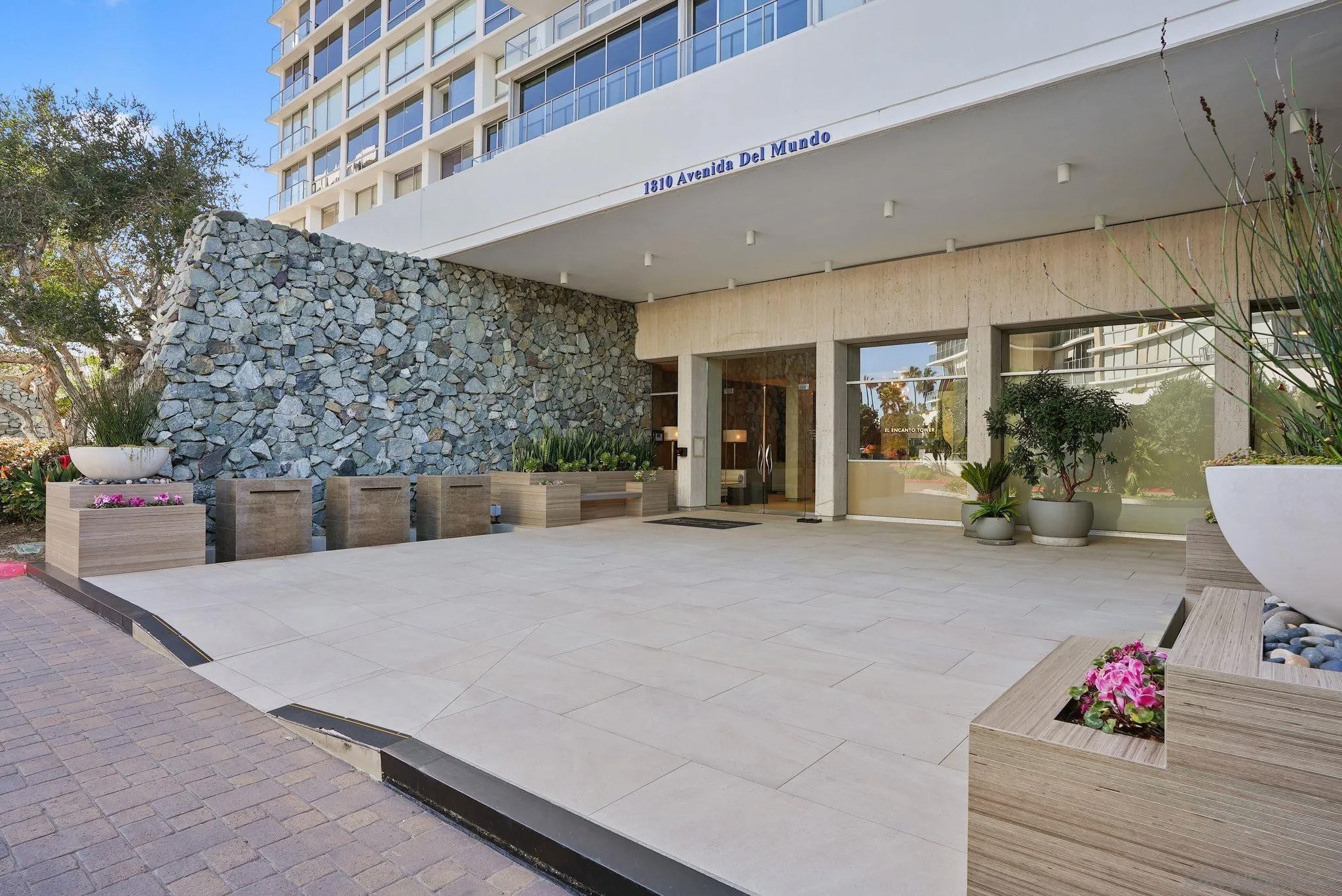 1810 Avenida del Mundo 703