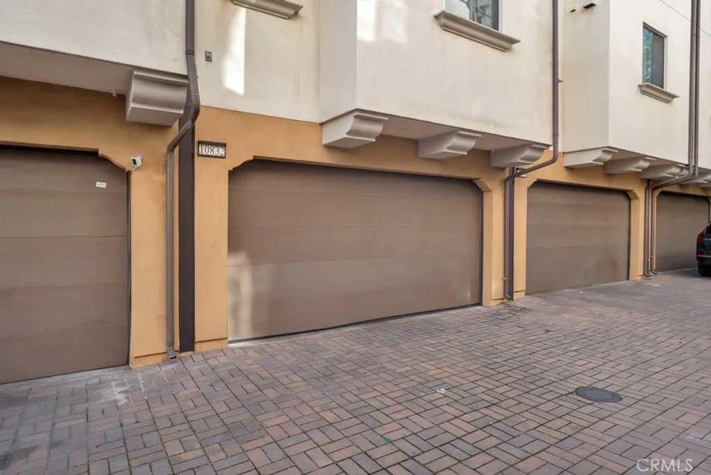 Photo of 10832 W Riverton Court, Toluca Lake, CA 91602 (MLS # SR26027515)