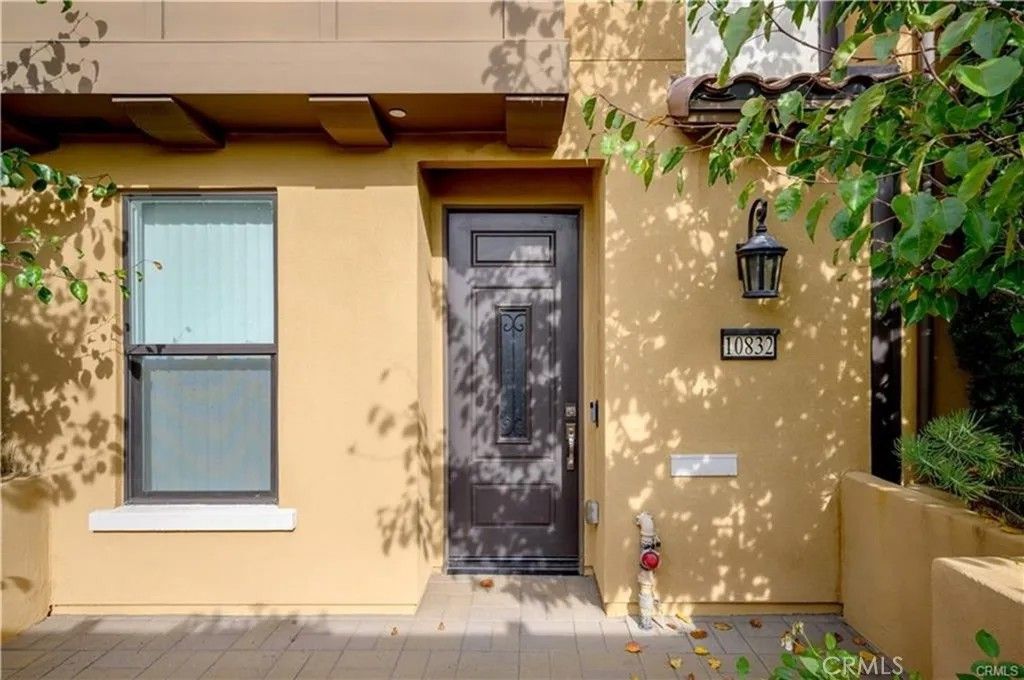 Photo of 10832 W Riverton Court, Toluca Lake, CA 91602 (MLS # SR26027515)