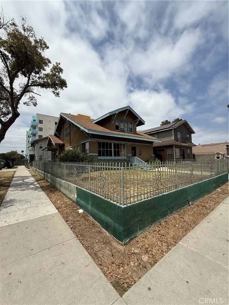 1403 Elm