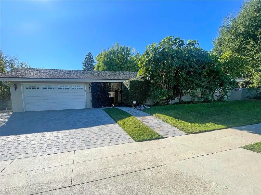 Photo of 19756 Collier, Woodland Hills, CA 91364 (MLS # SR26009273)