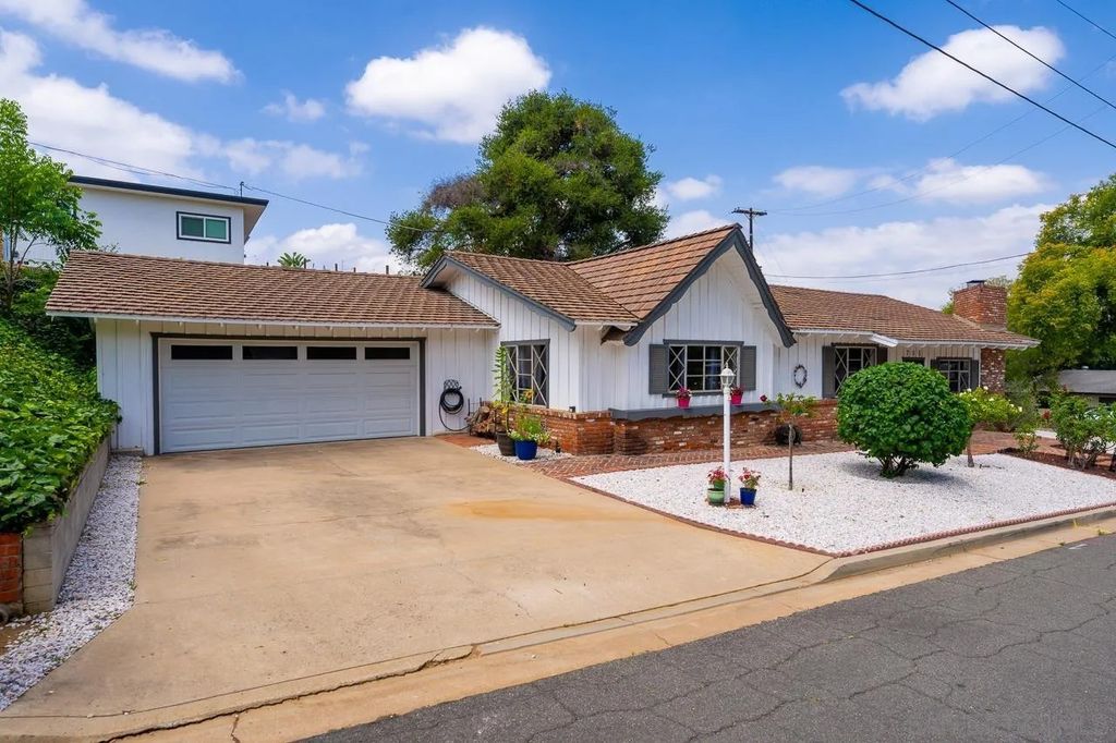 Photo of 705 Beacon Pl, Escondido, CA 92025 (MLS # 260012211)