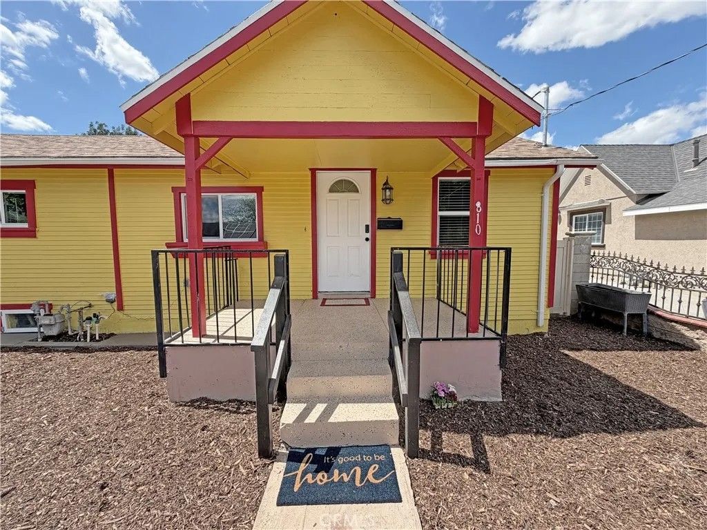 Photo of 810 Pine St, Corona, CA 92879 (MLS # CV26079201)