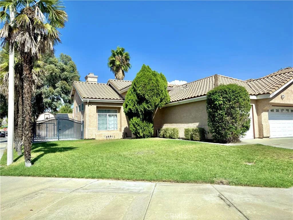 Photo of 1217 Avenida Roundelay, San Jacinto, CA 92583 (MLS # SW26186354)