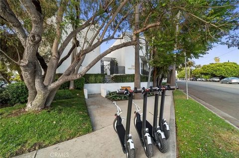 Tiny photo for 2500 Abbot Kinney Boulevard #5, Venice, CA 90291 (MLS # SW25245772)