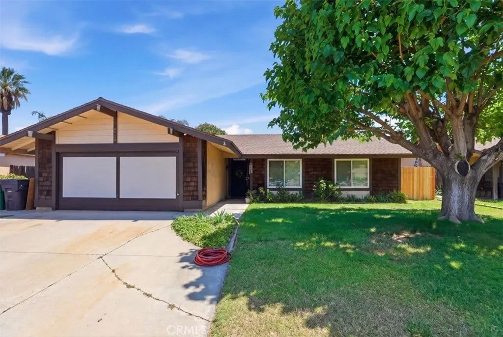 Photo of 6916 Lincoln Avenue, Riverside, CA 92506 (MLS # IV26099625)