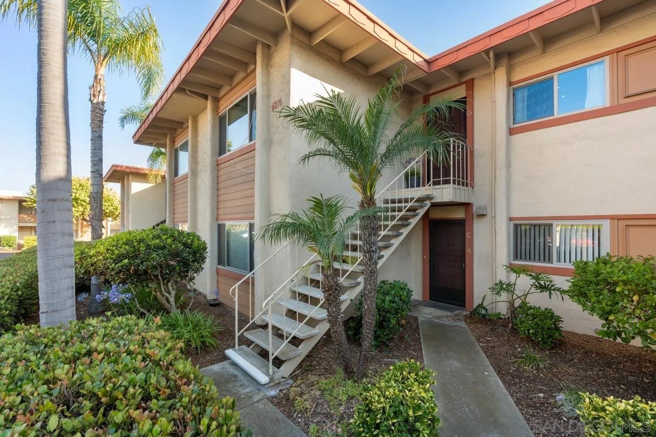 6876 Hyde Park G