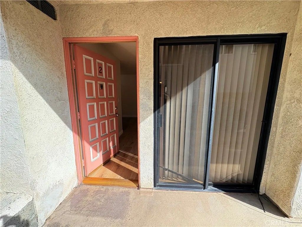 Photo of 118 N Cedar St #2, Glendale, CA 91206 (MLS # AR26077636)