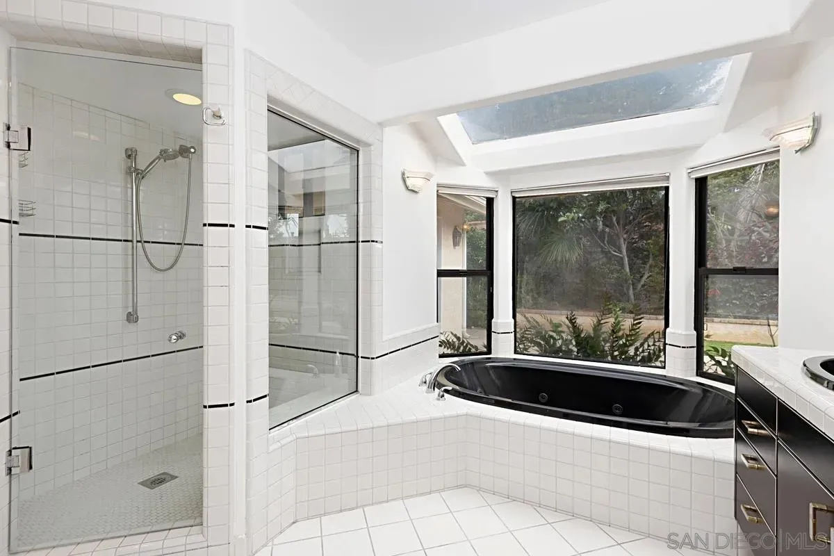 La Jolla, California 92037, United States, 5 Bedrooms Bedrooms, ,4 BathroomsBathrooms,Residential,Active,243624