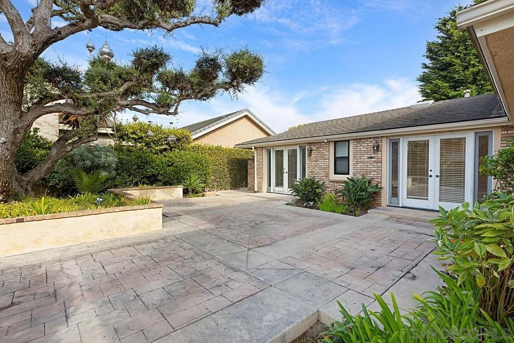 Photo of 8871 Nottingham Pl, La Jolla, CA 92037 (MLS # 250043938)