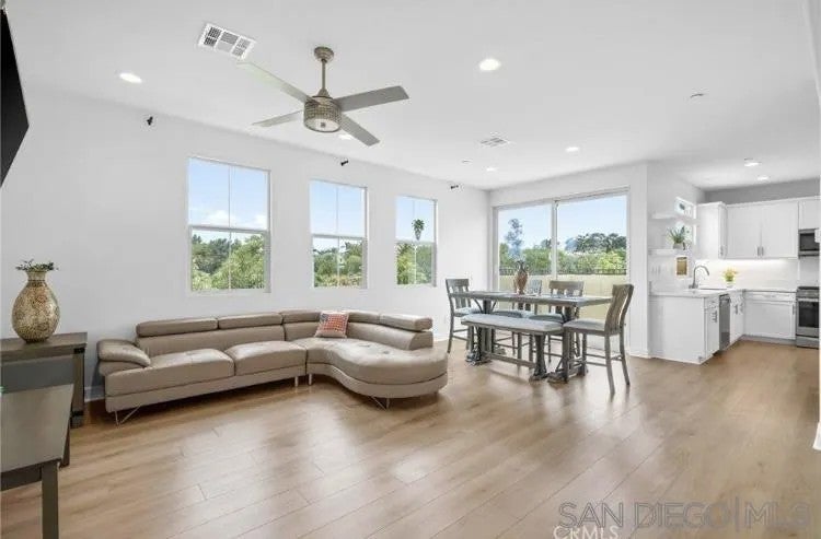 4382 Pacifica Way 1