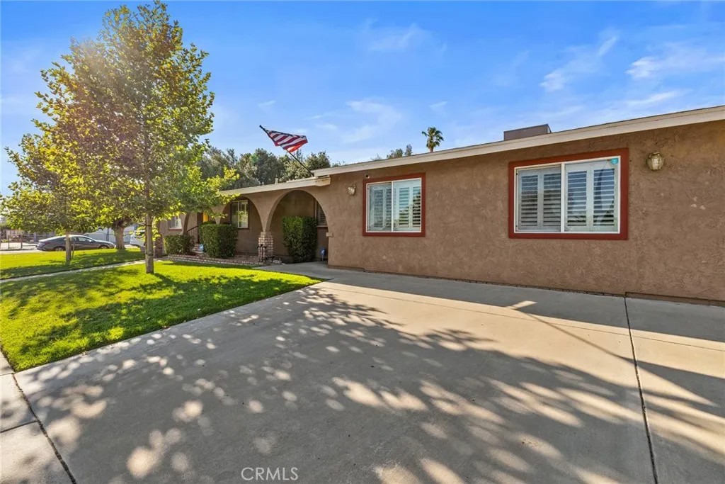 1060 E Lynwood