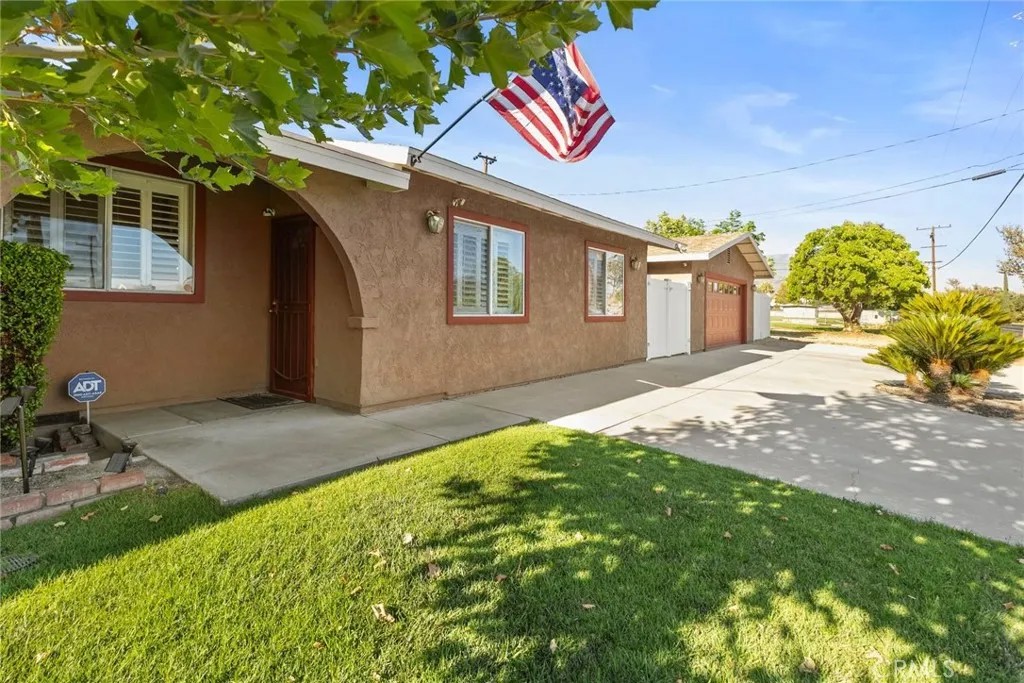 1060 E Lynwood