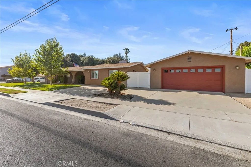 1060 E Lynwood