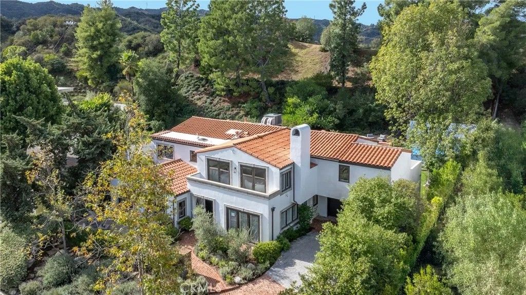 Photo of 17153 Adlon Road, Encino, CA 91436 (MLS # SR25266430)