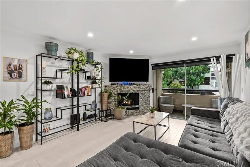 5515 Canoga 129