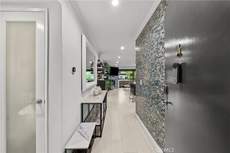 5515 Canoga 129