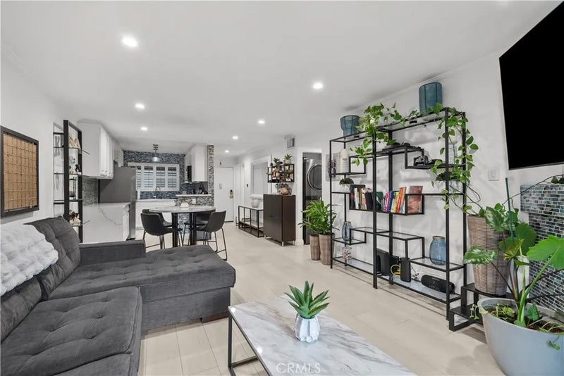 5515 Canoga 129
