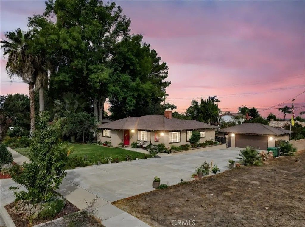 Photo of 951 W Kendall St, Corona, CA 92882 (MLS # OC25237725)